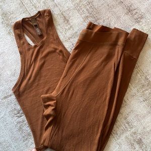 SKIMS SOFT LOUNGE LEGGING AND TOP SET IN BROWN